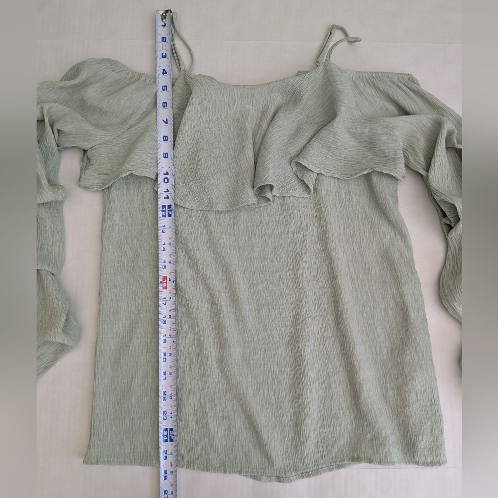Doe & Rae Cold Shoulder Ruffled Shirt Medium - Picture 7 of 10